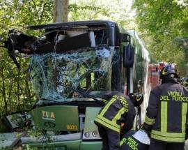 AUTOBUS CONTRO ALBERO: AMPUTATO ANCHE L’ALTRO PIEDE ALLA RAGAZZA INCASTRATA TRA LE LAMIERE