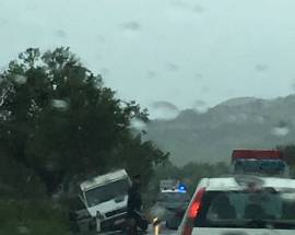 L’AQUILA: INCIDENTE SULLA S.S.17 FURGONE FINISCE FUORI STRADA