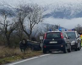 L’AQUILA: AUTO SI RIBALTA TRA BARISCIANO E POGGIO PICENZE