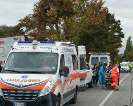 L’AQUILA: AUTO CONTRO ALBERO  SU SS17, DONNA IN OSPEDALE