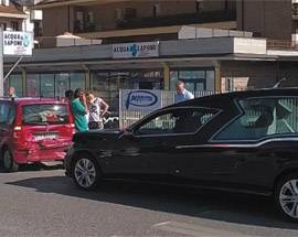 L’AQUILA: CARRO FUNEBRE TAMPONA AUTO SCUOLA GUIDA