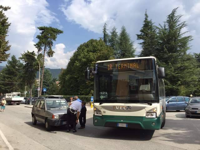MANCATA PRECEDENZA IN ROTATORIA, SCONTRO AUTO-BUS ALL’AQUILA