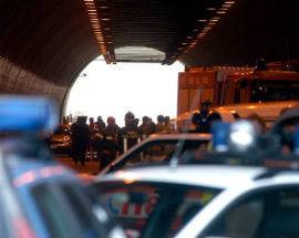 TIR A FUOCO IN GALLERIA, TRATTO 14 CHIUSO PER DUE ORE