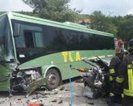 SCONTRO TRA JEEP E AUTOBUS TUA: CINQUE FERITI, TRE IN OSPEDALE