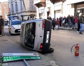 INCIDENTI: VIOLENTO SCONTRO A LANCIANO, AUTO SI RIBALTA