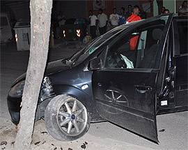INCIDENTE IN AUTO, DONNA ESCE SEMINUDA E AGGREDISCE TUTTI