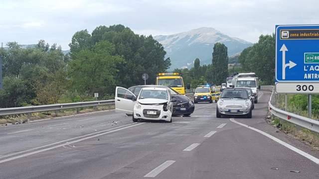 L’AQUILA: SCONTRO TRA AUTO SULLA MAUSONIA, DUE FERITI