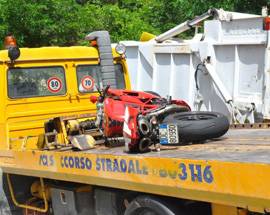 INCIDENTE MORTALE NELL’AQUILANO: MOTOCICLISTA PERDE LA VITA CONTRO TIR