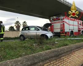 AUTO CONTRO PALO DELLA LUCE, DONNA IN OSPEDALE A PESCARA