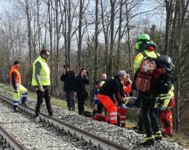 L’AQUILA: TRAGEDIA SFIORATA SUI BINARI DELLA FERROVIA, RAGAZZO URTATO DA TRENO RICOVERATO IN OSPEDALE