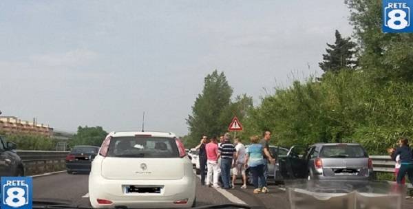 INCIDENTE CON RISSA SULL’ASSE ATTREZZATO, TRAFFICO IN TILT