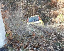 AUTO FUORI STRADA PER IL GHIACCIO, FERITA DONNA SU STRADA PER ROIO