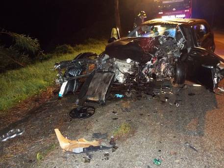 AUTO CONTRO ALBERO, MUORE DONNA 33ENNE