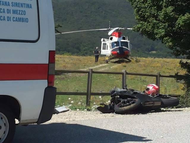 SI SCHIANTA CONTRO MASSO E LO SPOSTA DI 2 METRIFERITO UN MOTOCICLISTA SULLA PIANA DEL SIRENTE