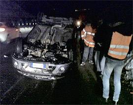 L’AQUILA: AUTO SI RIBALTA E MANDA TRAFFICO IN TILT, NESSUN FERITO