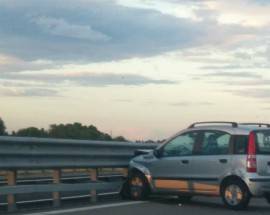 INCIDENTE SULLA TERAMO-MARE TRE AUTO COINVOLTE, LUNGA CODA