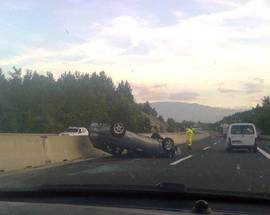 BRUTTO INCIDENTE IN A24  AUTO SI RIBALTA DOPO TRAFORO