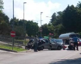 L’AQUILA: SCONTRO AUTO-MOTO SU VIALE CROCE ROSSA, UN FERITO