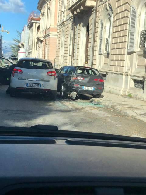L’AQUILA, PERDE CONTROLLO AUTO E SI SCHIANTA SU VEICOLI IN SOSTA