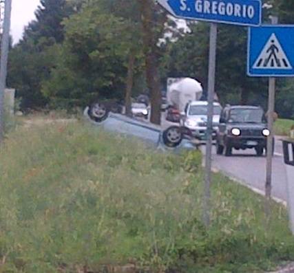 L’AQUILA: INCIDENTE SULLA SS17 AUTO SI RIBALTA A SAN GREGORIO