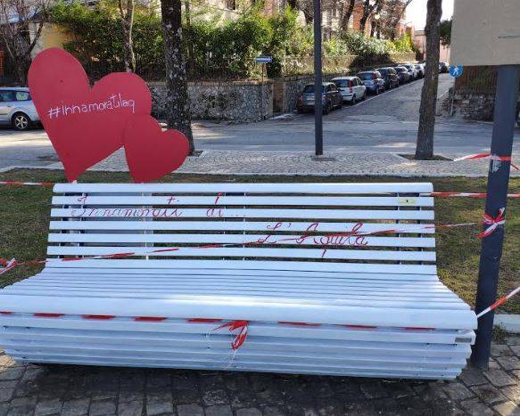 INNAMORATI DI L’AQUILA: A PORTA BRANCONIA LA PANCHINA DELL’AMORE