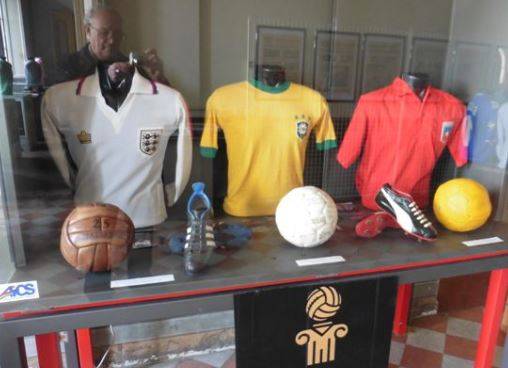 L’AQUILA:  ”VIAGGIO CON LA STORIA DEL CALCIO”,  IN MOSTRA PALLONI, SCARPINI  E  MAGLIE CAMPIONI DEL PASSATO