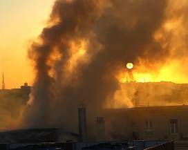 INCENDIO AL MINISTERO DEL LAVORO, NUBE DI FUMO NERA