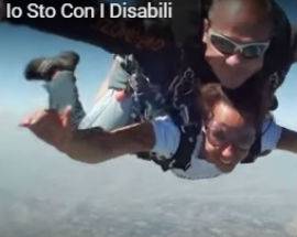MAMMA TERAMANA MALATA DI SCLEROSI SI LANCIA CON PARACADUTE A FERMO