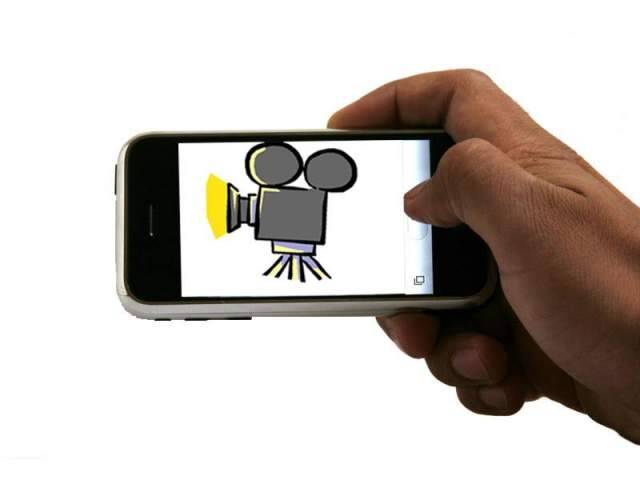 GUARDA UN FILM SUL CELLULARE, MAXI BOLLETTA DA 15 MILA EURO