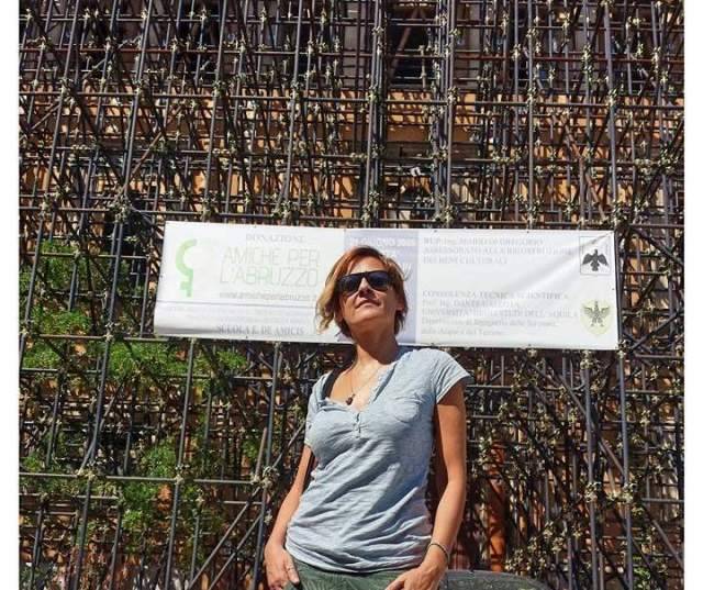 IRENE GRANDI A L’AQUILA ”CONTROLLA” LA ‘DE AMICIS’, MA I LAVORI SONO FERMI