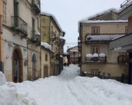 ”DIECI ORE BLOCCATI IN CASA TRA NEVE E SCOSSE, SALVATI GRAZIE A SMS A CONSIGLIERE”