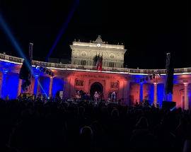 PIOGGIA E MUSICA TRA VIE E PALAZZI DEL CENTRO STORICO, ”DAL 2019 L’AQUILA SARA’ LA CAPITALE ITALIANA DEL JAZZ”
