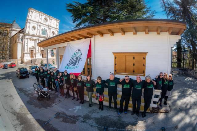 L’AQUILA: FLASH MOB ALLA CASETTA POST SISMA DI FRONTE ALLA ”DE AMICIS”