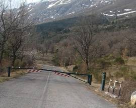 STRADA DELLA JENCA  SBARRATA DA DUE MESI ASSOCIAZIONE DENUNCIA LA PROVINCIA DELL’AQUILA