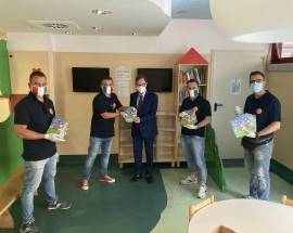 OSPEDALE L’AQUILA: ”JI QUATRANI” DI PIZZOLI DONANO LIBRI E COLORI AI BIMBI RICOVERATI