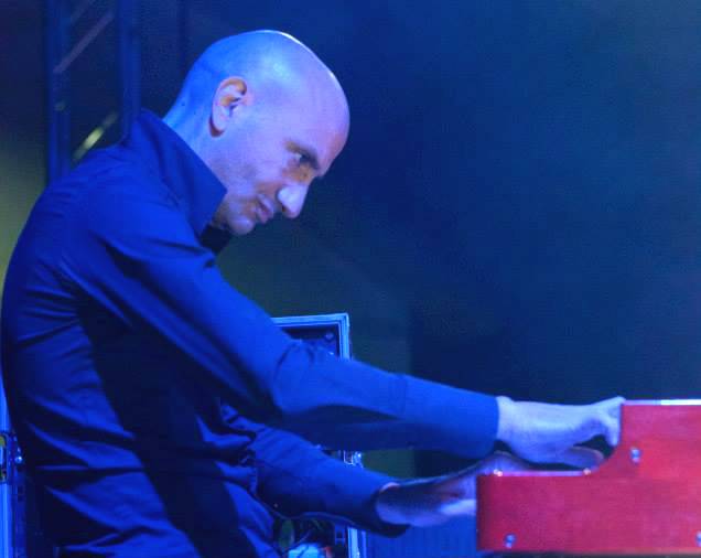 JOHNNY TROMBETTA, COMMERCIALISTA E MUSICISTA SUL PALCO CON LA VOCALIST DI PETER GABRIEL
