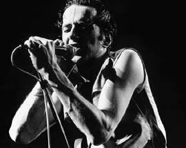 STAY FREE: TORNA A L’AQUILA LA SERATA TRIBUTO A JO STRUMMER, ICONA DEL PUNK E LEADER DEI CLASH
