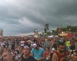 JOVA BEACH PARTY: ARRIVA PIOGGIA A MONTESILVANO, JOVANOTTI INTONA ‘PIOVE’