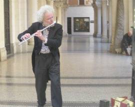 KLAUS E’ SENZA FLAUTO, MUSICISTA ANONIMO GLIENE REGALA UN ALTRO