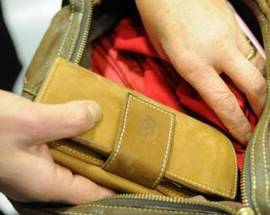 PESCARA: NONNA 78ENNE RUBA 700 EURO E FUGGE DA NEGOZIO