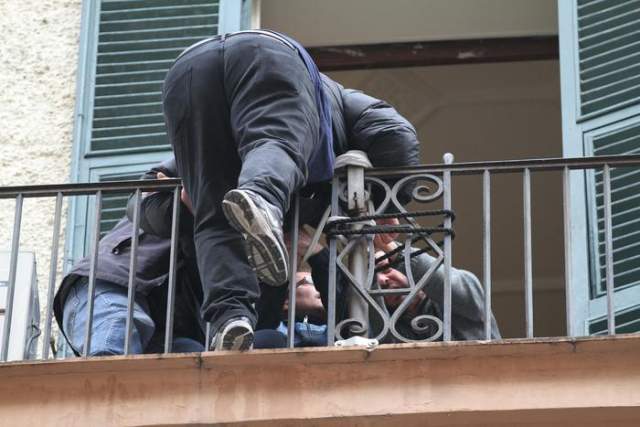 GIU’ DAL BALCONE PER EVITARE L’ARRESTO LADRI IN AZIONE IN CASA A MONTESILVANO