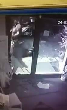 COMMERCIANTE DERUBATO METTE TAGLIA E PUBBLICA VIDEO LADRI