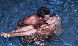 LADY GAGA A MOLLO NUDA COL FIDANZATO ”TIRA E MOLLA”