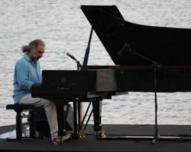 FESTIVAL ABRUZZO DAL VIVO: INCANTA IL PIANOFORTE DI STEFANO BOLLANI SUL LAGO DI CAMPOTOSTO