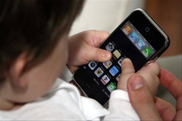 BIMBA DI UN ANNO COMPRA UN’AUTO SU INTERNET CON LO SMARTPHONE DEL PADRE