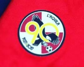 L’AQUILA CALCIO COMPIE NOVANT’ANNI E FESTEGGIA, LOGO SPECIALE E SCIARPA IN VENDITA DALL’EPIFANIA