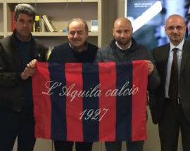 L’AQUILA CALCIO, VISITA AGLI ANZIANI DELL’EX ONPI LA CASA DI RIPOSO OSPITA L’EX ROSSOBLU’ BACCANTE
