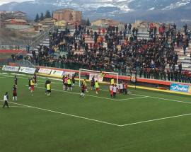 CALCIO: SERIE D, L’AQUILA BATTE IL RIETI E SI RILANCIA RUSSO IN GOL DAVANTI AL PRESIDENTE FIGC TAVECCHIO