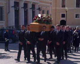 L’AQUILA: DOLORE E LACRIME PER L’ADDIO ALL’AVVOCATO PAOLO DI NAPOLI
