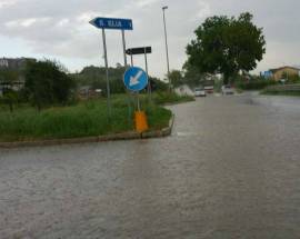 L’AQUILA ALLAGATA, DISAGI OVUNQUE UNO SCUOLABUS RESTA BLOCCATO